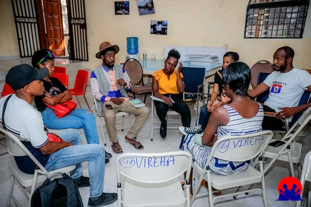 Cultiver la pensée critique et l'éloquence : plongée dans le monde de l’ atelier et club de débat de la VIREHA